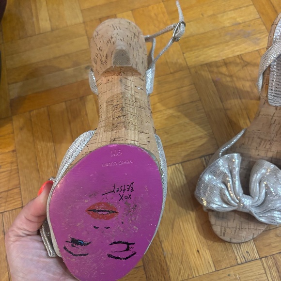 Betsy Johnson silver leather scrappy bow heels with cork heels * - Picture 3 of 8